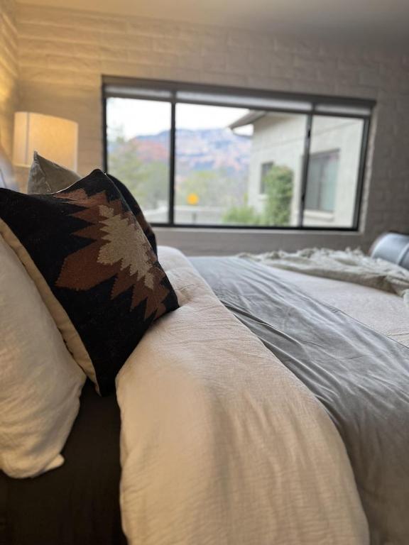 Uptown Gem! Wow! Views!! New! Barrel Sauna!!! Close To Trails, Walk To Uptown Sedona, Restaurants And Shopping Sedona