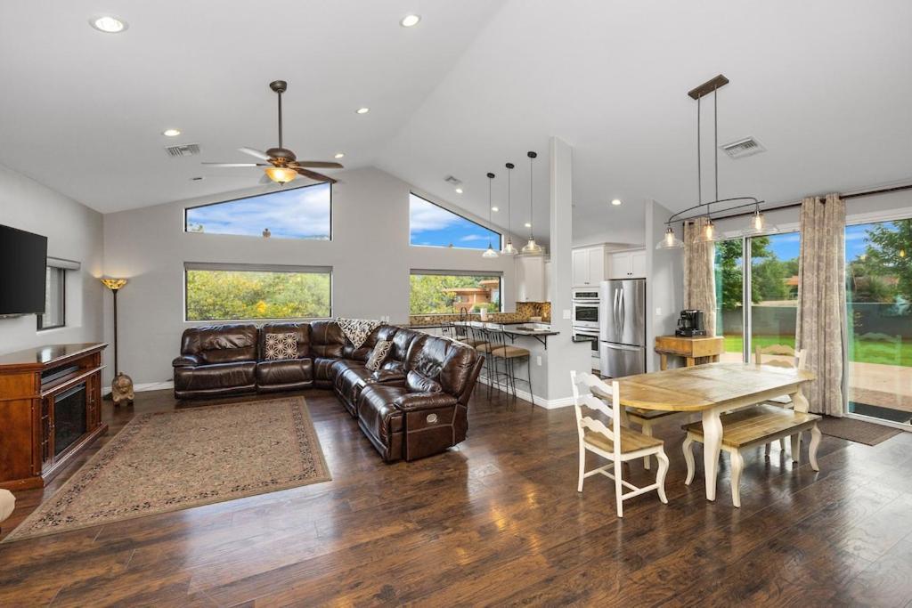 Uptown Gem! Wow! Views!! New! Barrel Sauna!!! Close To Trails, Walk To Uptown Sedona, Restaurants And Shopping Villa