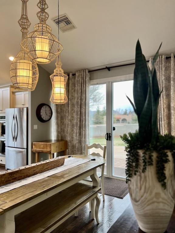 Uptown Gem! Wow! Views!! New! Barrel Sauna!!! Close To Trails, Walk To Uptown Sedona, Restaurants And Shopping Villa *