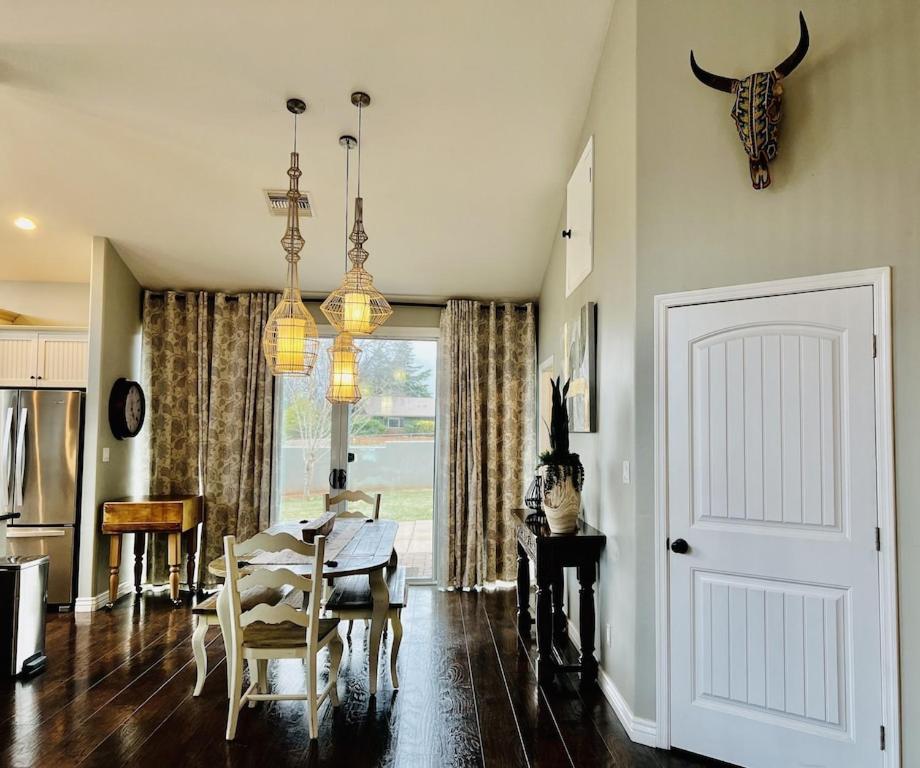 Uptown Gem! Wow! Views!! New! Barrel Sauna!!! Close To Trails, Walk To Uptown Sedona, Restaurants And Shopping Villa