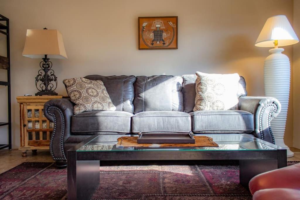 Apartment Shaman's Den - Aptly Decorated Space W/a View