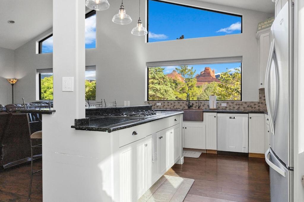 Uptown Gem! Wow! Views!! New! Barrel Sauna!!! Close To Trails, Walk To Uptown Sedona, Restaurants And Shopping Villa Sedona