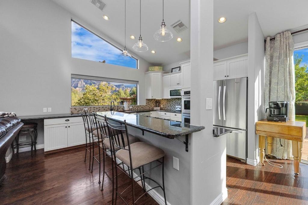 Villa Uptown Gem! Wow! Views!! New! Barrel Sauna!!! Close To Trails, Walk To Uptown Sedona, Restaurants And Shopping *