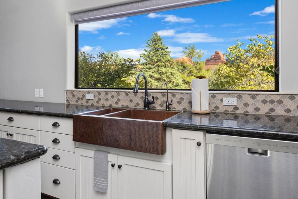 Uptown Gem! Wow! Views!! New! Barrel Sauna!!! Close To Trails, Walk To Uptown Sedona, Restaurants And Shopping Villa Sedona