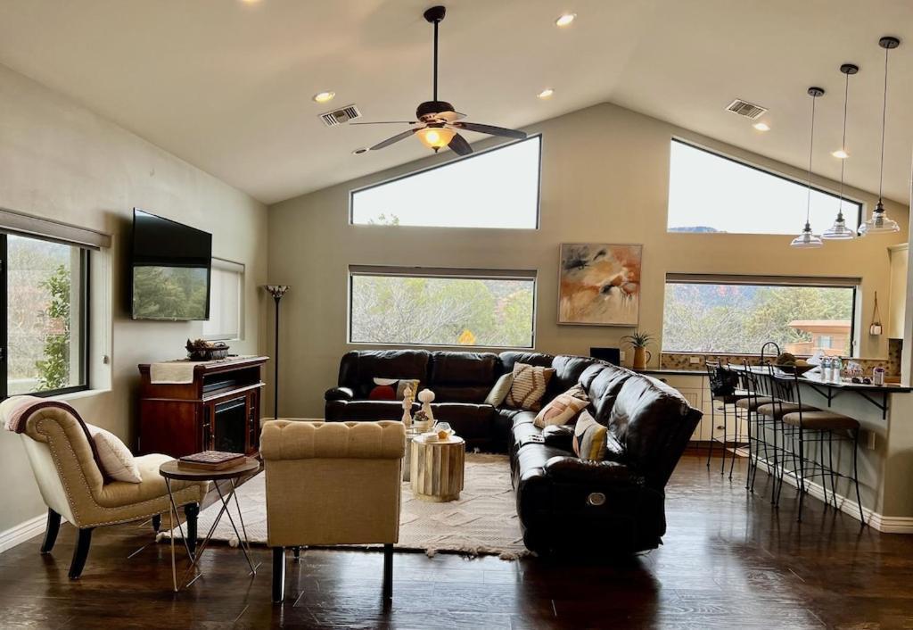 Uptown Gem! Wow! Views!! New! Barrel Sauna!!! Close To Trails, Walk To Uptown Sedona, Restaurants And Shopping * Sedona