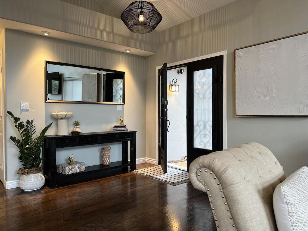 Uptown Gem! Wow! Views!! New! Barrel Sauna!!! Close To Trails, Walk To Uptown Sedona, Restaurants And Shopping Villa *