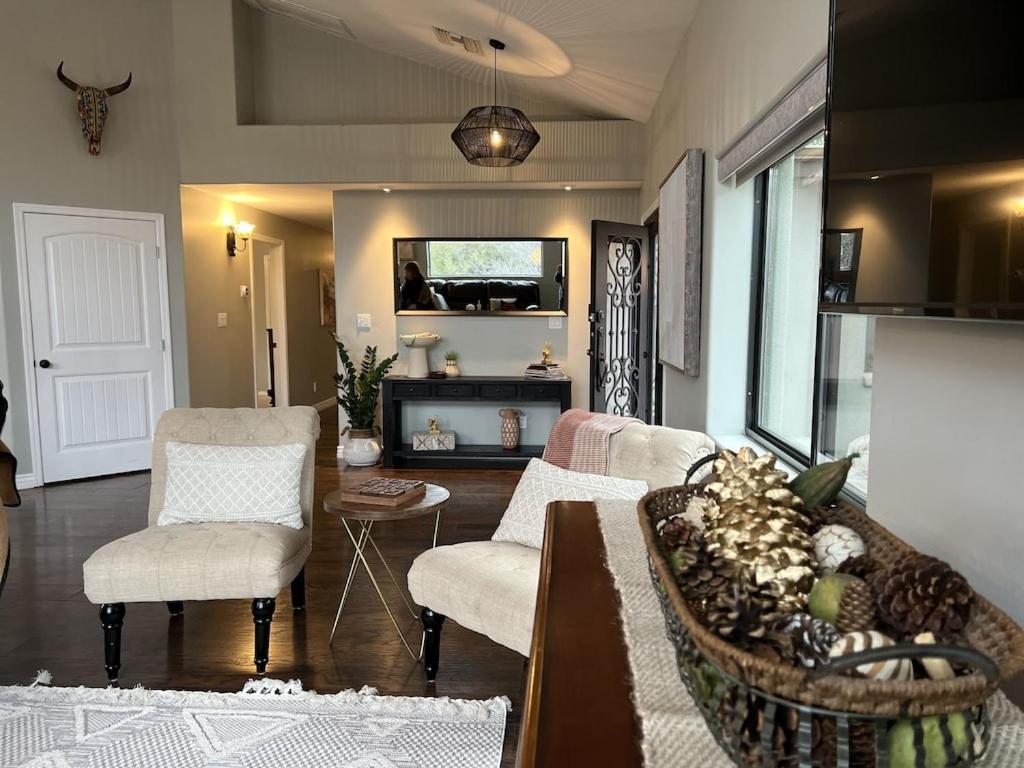 Uptown Gem! Wow! Views!! New! Barrel Sauna!!! Close To Trails, Walk To Uptown Sedona, Restaurants And Shopping *