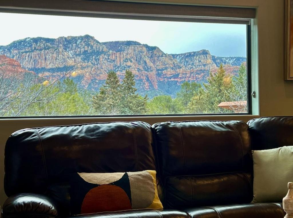 Villa Uptown Gem! Wow! Views!! New! Barrel Sauna!!! Close To Trails, Walk To Uptown Sedona, Restaurants And Shopping