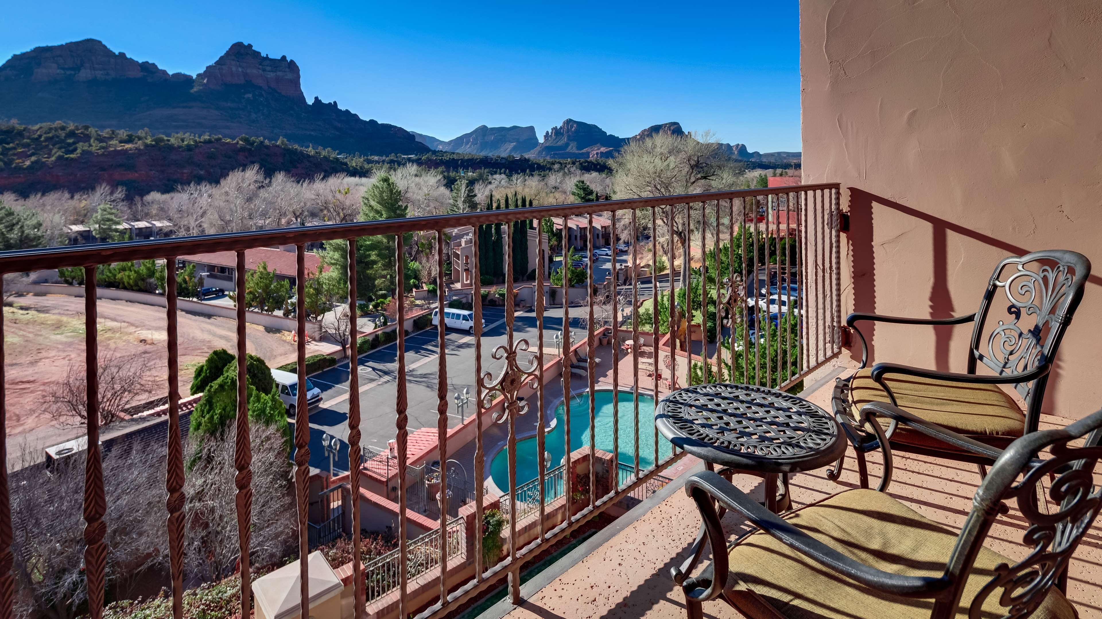 Western Arroyo Roble & Creekside Hotel