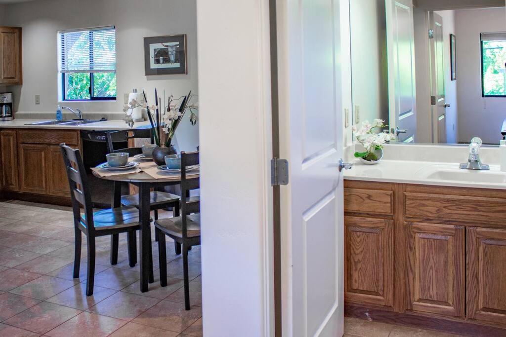 Apartment Cowboys & Angels - Classic Style W/great Location *