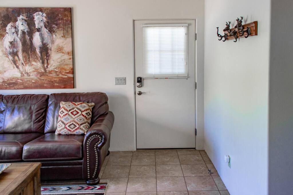 Cowboys & Angels - Classic Style W/great Location Apartment *