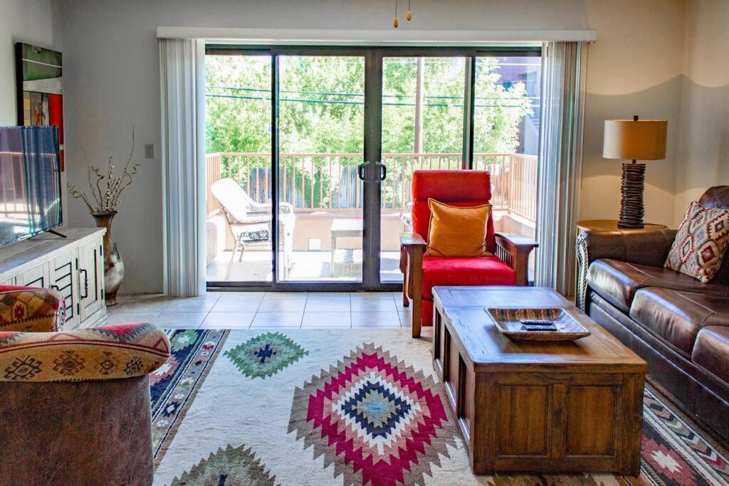 Cowboys & Angels - Classic Style W/great Location Apartment