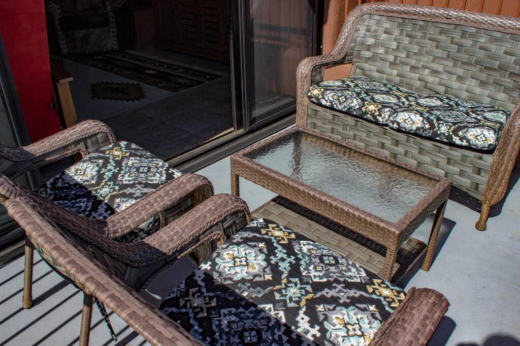 Cowboys & Angels - Classic Style W/great Location Apartment *