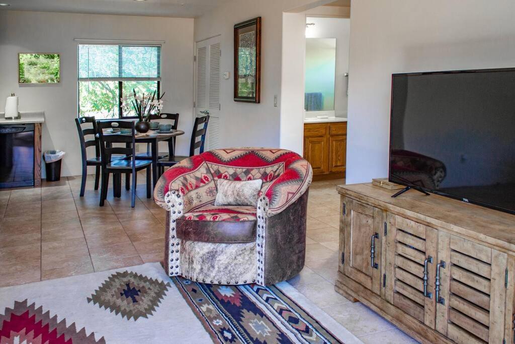Cowboys & Angels - Classic Style W/great Location Apartment Sedona