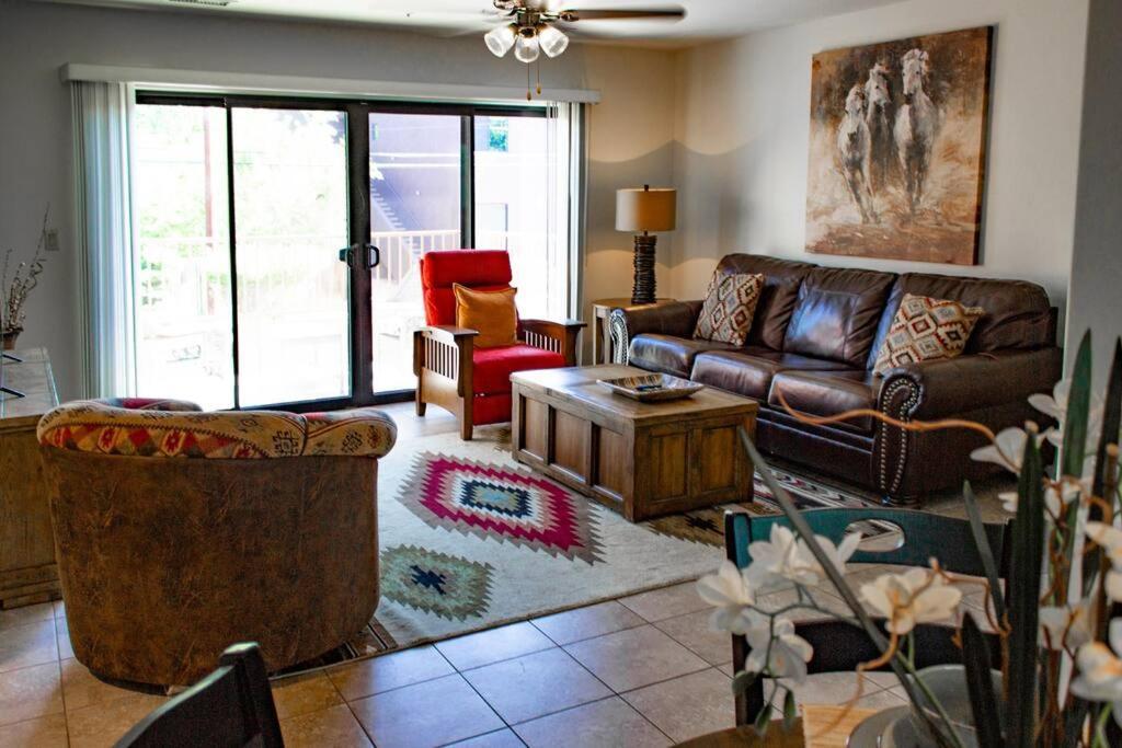 Cowboys & Angels - Classic Style W/great Location