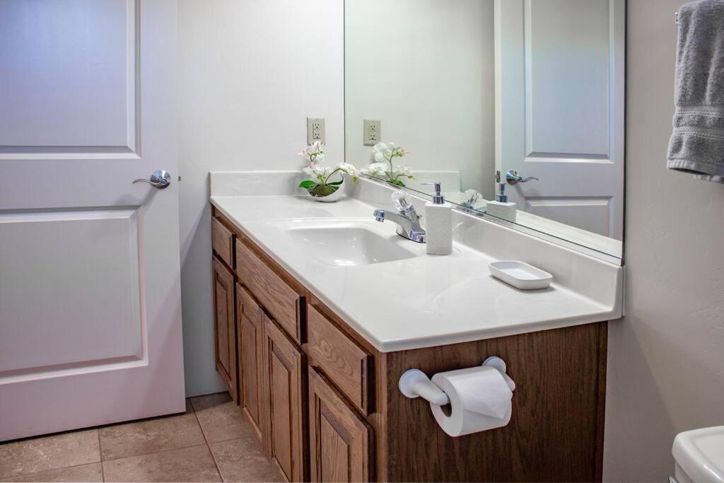 Cowboys & Angels - Classic Style W/great Location Apartment