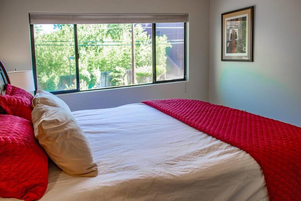 Cowboys & Angels - Classic Style W/great Location Apartment *