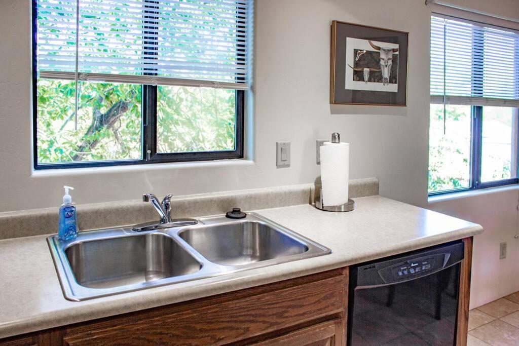 Cowboys & Angels - Classic Style W/great Location *