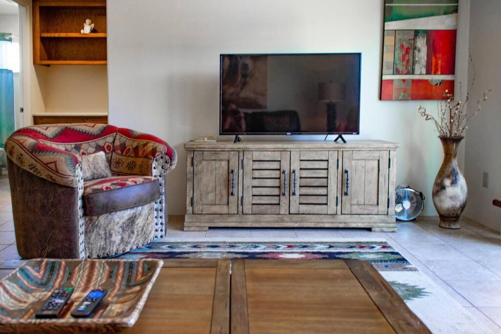 Cowboys & Angels - Classic Style W/great Location Apartment *