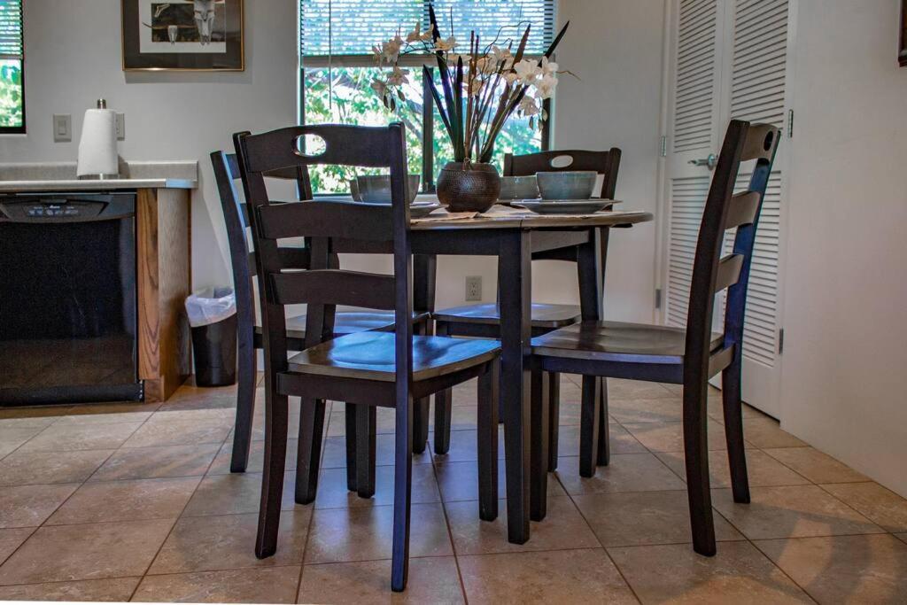 Cowboys & Angels - Classic Style W/great Location Apartment