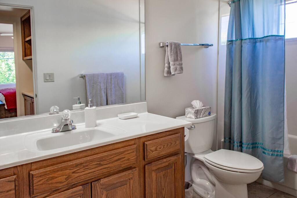 Cowboys & Angels - Classic Style W/great Location Apartment *