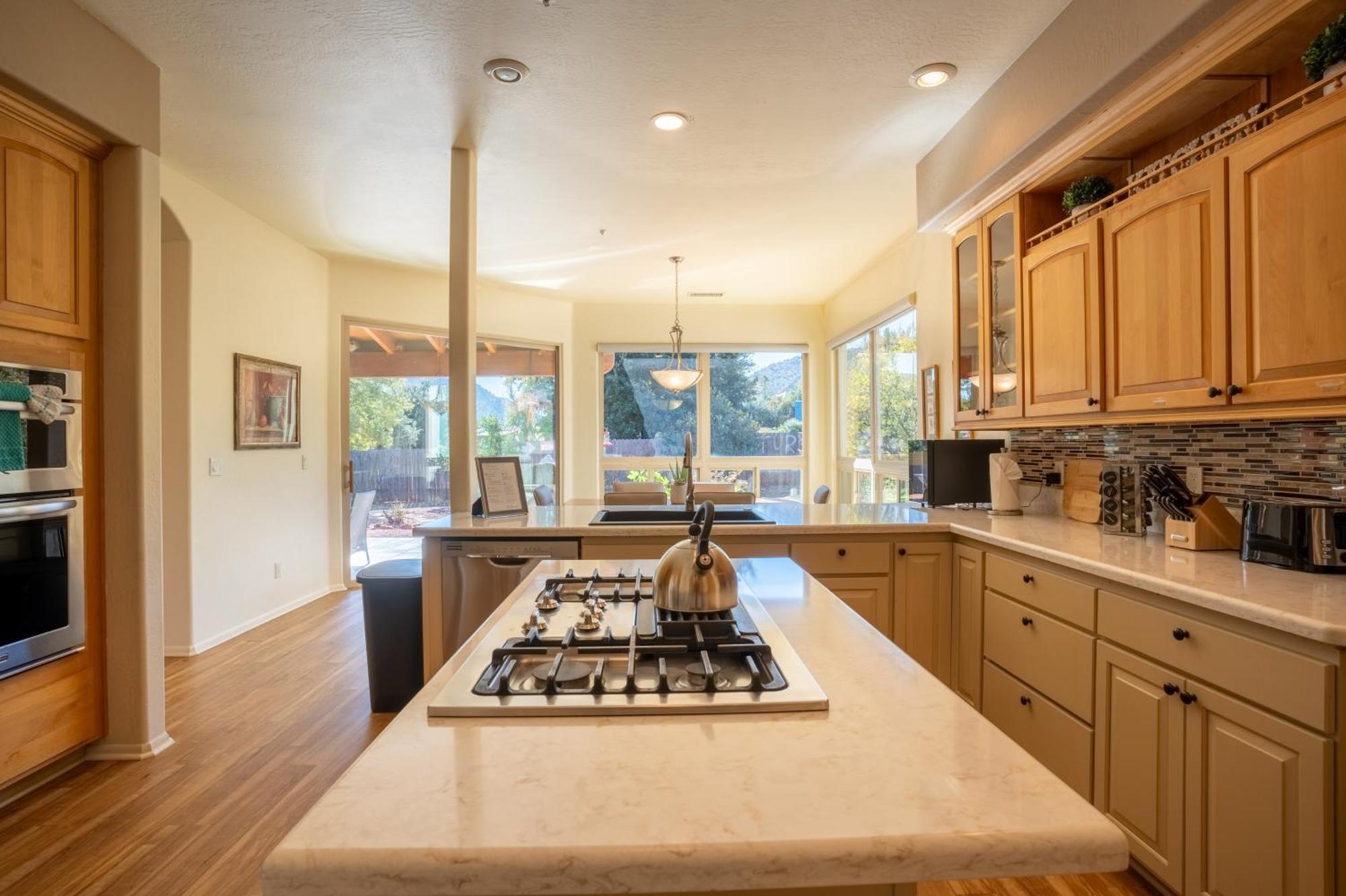 Expansive Retreat With Private Hot Tub, Views Holiday home *