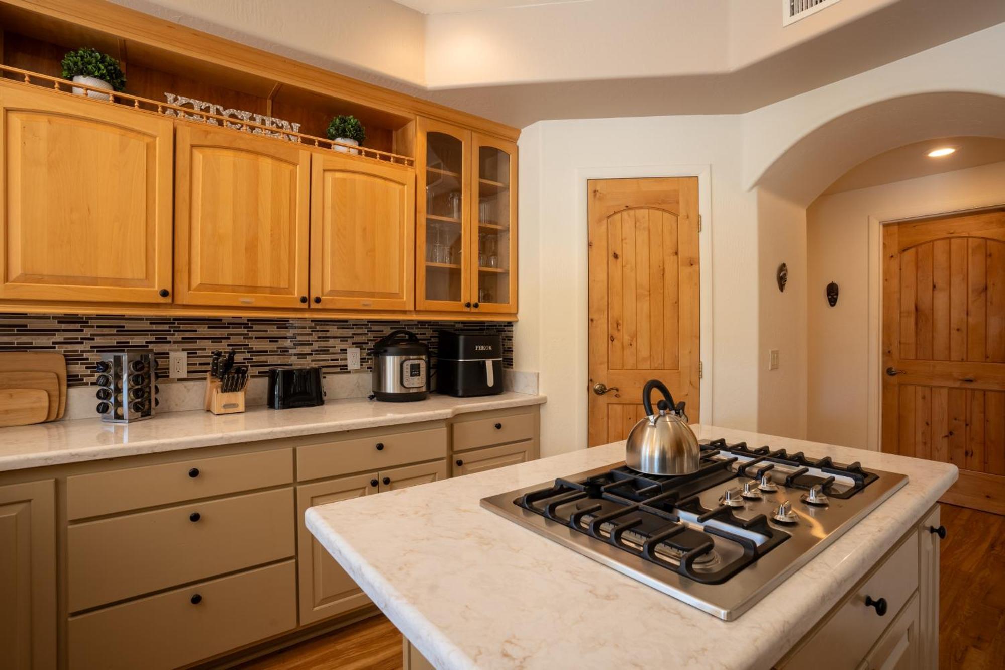 Expansive Retreat With Private Hot Tub, Views