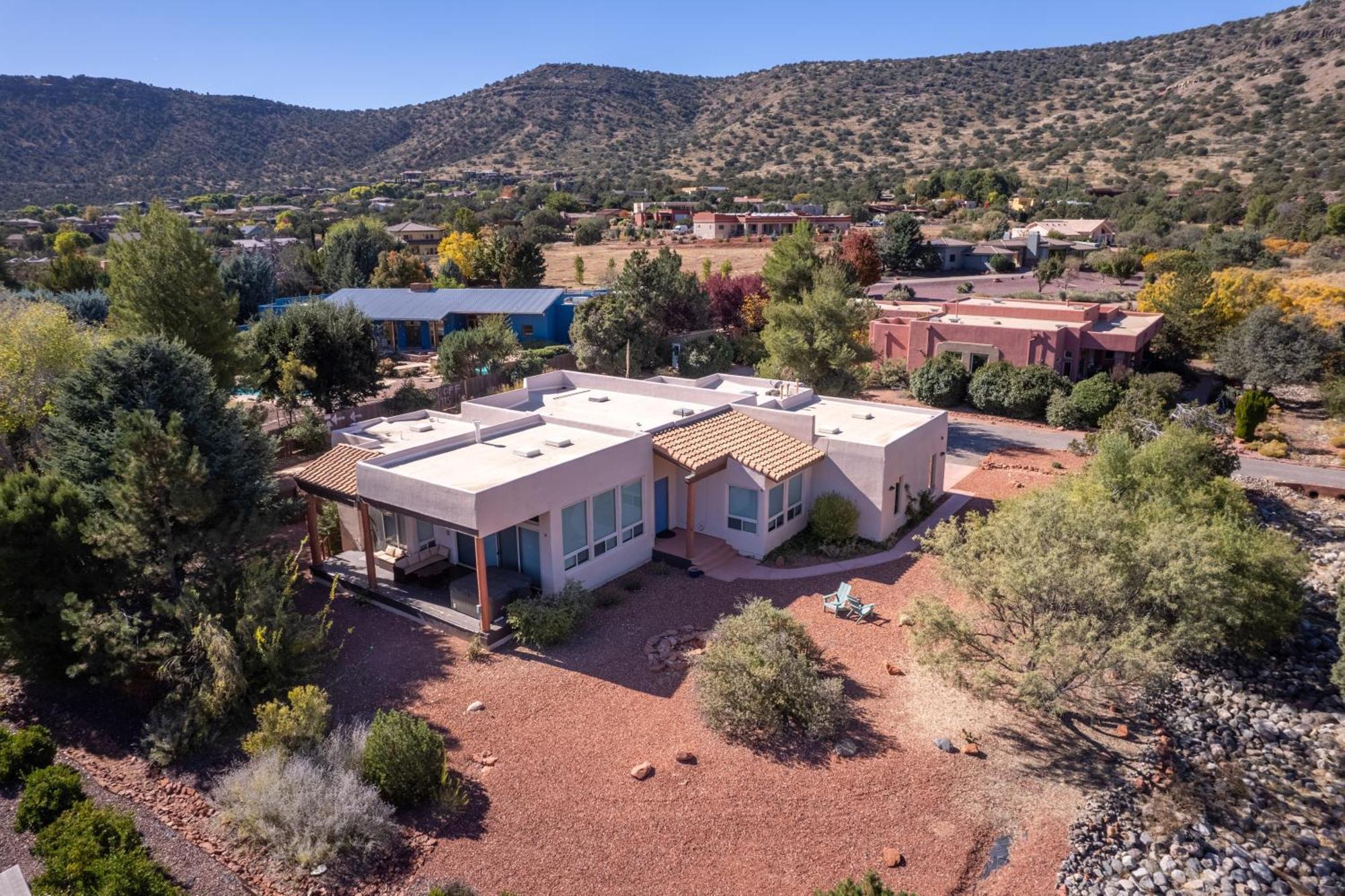 Expansive Retreat With Private Hot Tub, Views *