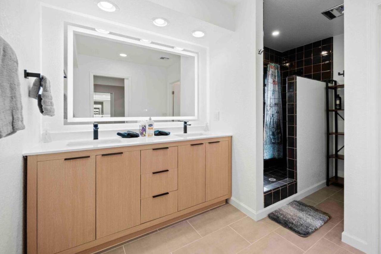 Holiday home Unrivaled Views Large Uptown With Swimspa And Sauna *