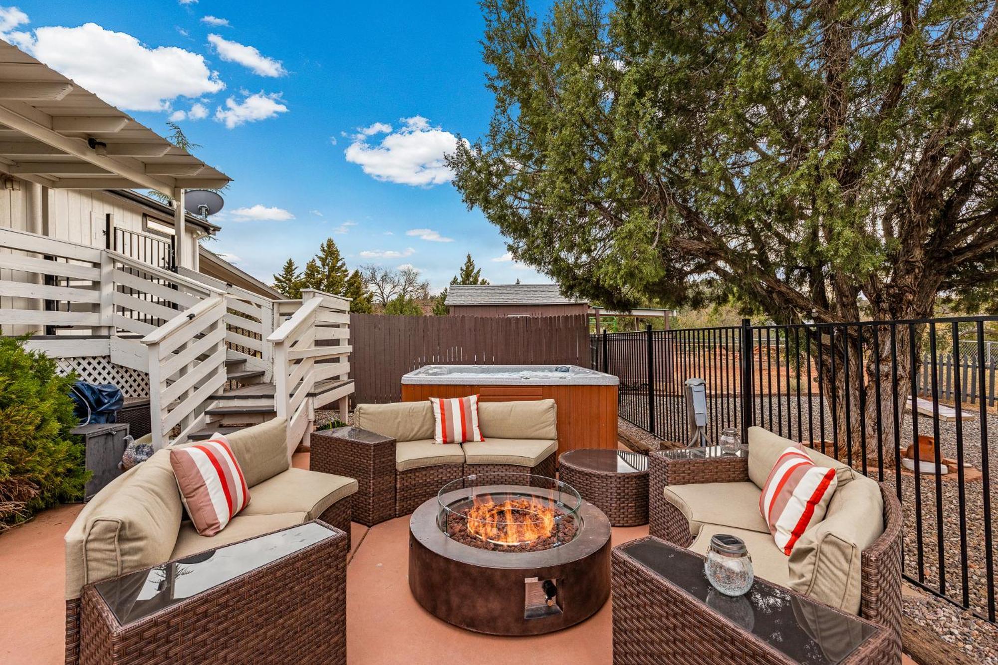 Holiday home Serene Home- Sleeps 16 - Pet Friendly - Hot Tub - Pool -2 Kitchens! Sedona