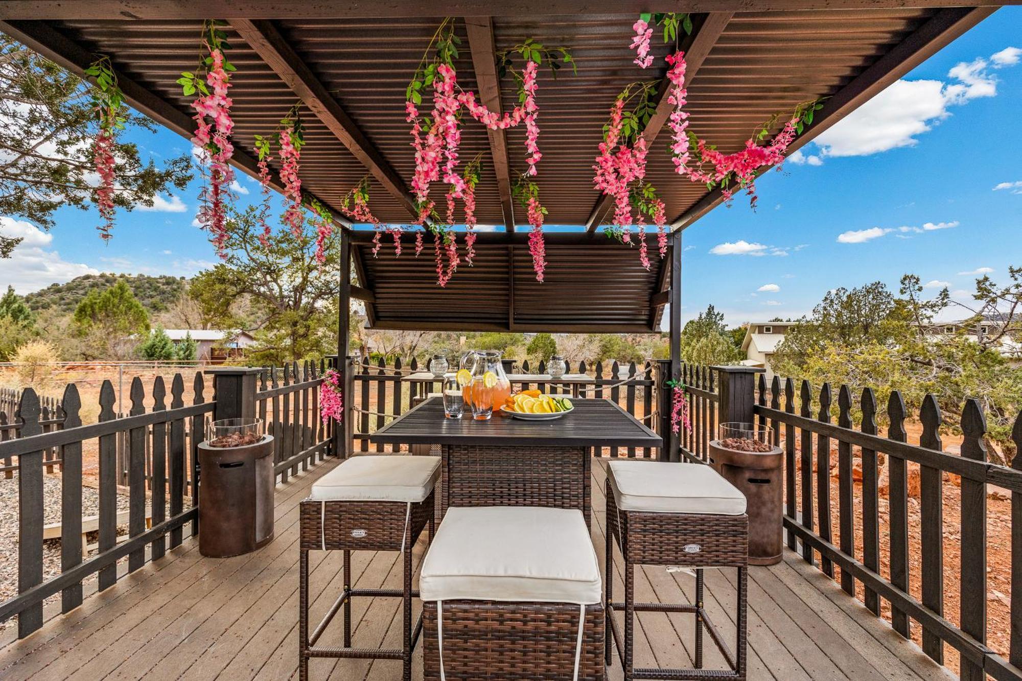 Serene Home- Sleeps 16 - Pet Friendly - Hot Tub - Pool -2 Kitchens! Sedona