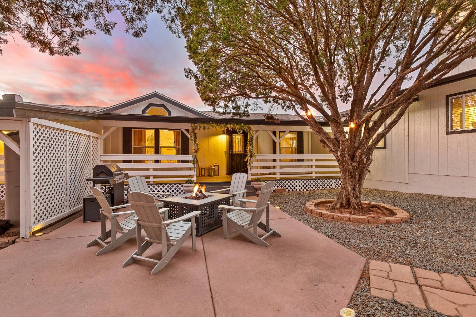 Serene Home- Sleeps 16 - Pet Friendly - Hot Tub - Pool -2 Kitchens!