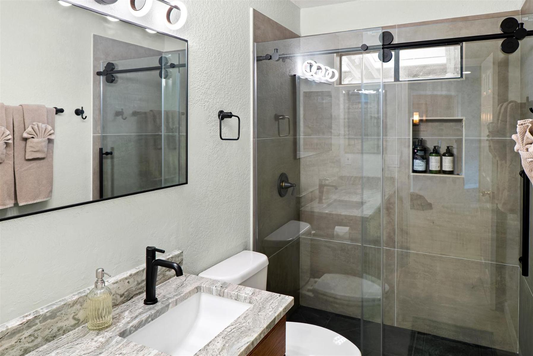 Spacious W 4 Bedroom Contemporary House! *