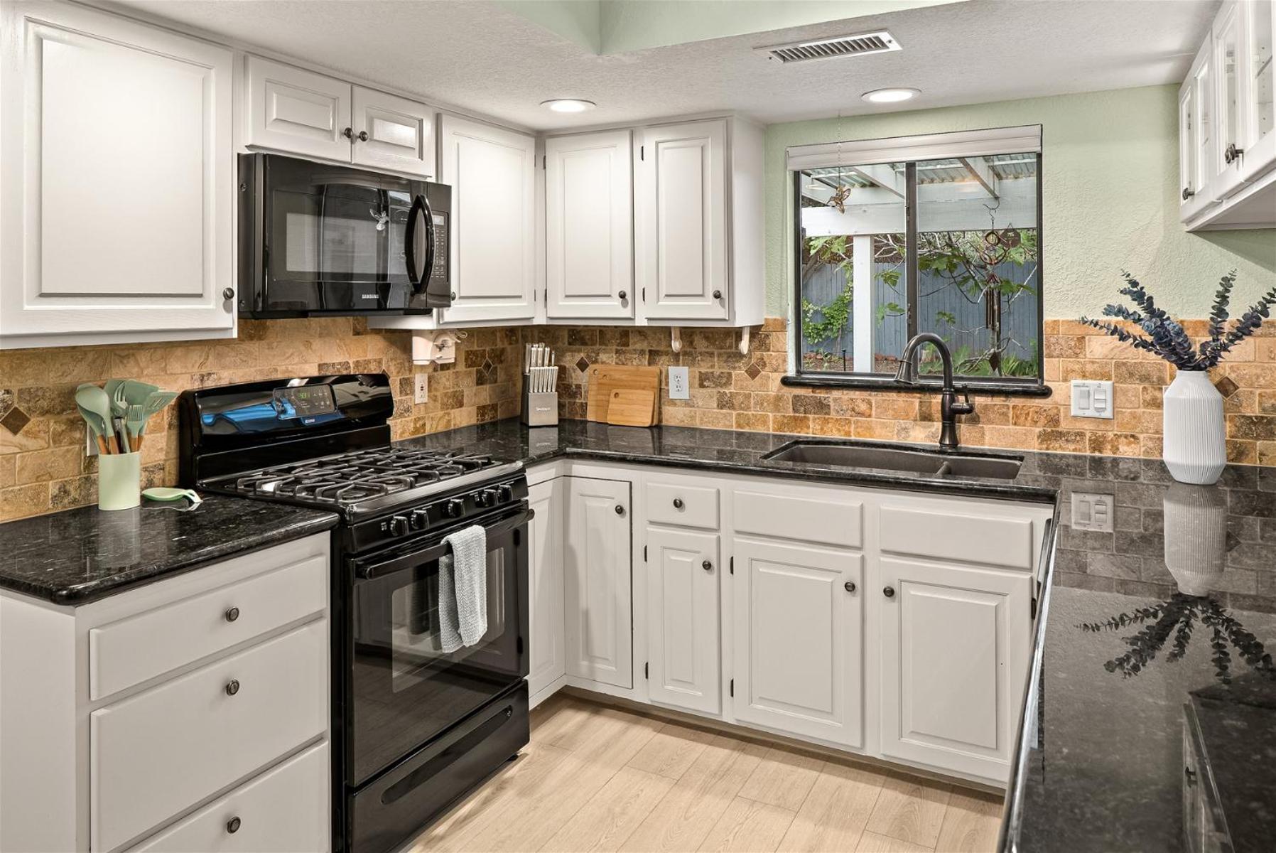 Spacious W 4 Bedroom Contemporary House!
