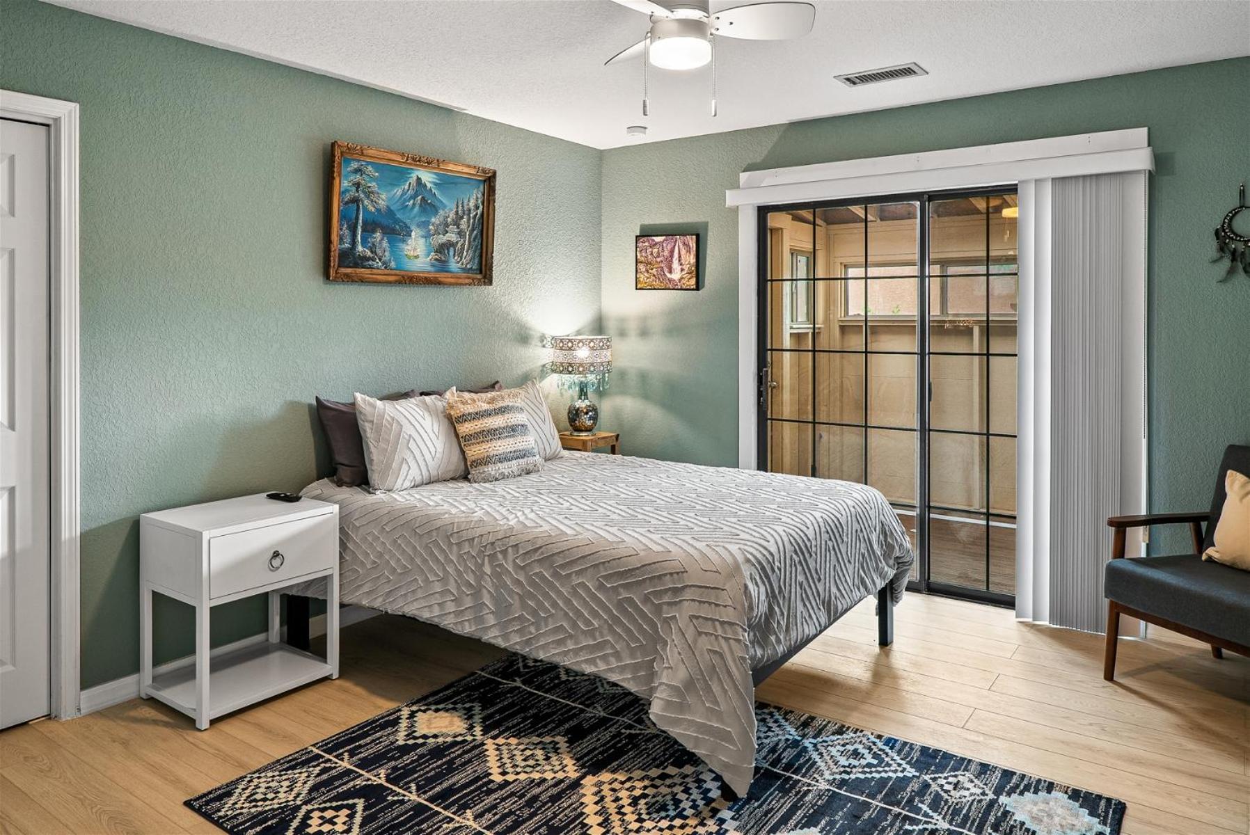 Spacious W 4 Bedroom Contemporary House! Sedona
