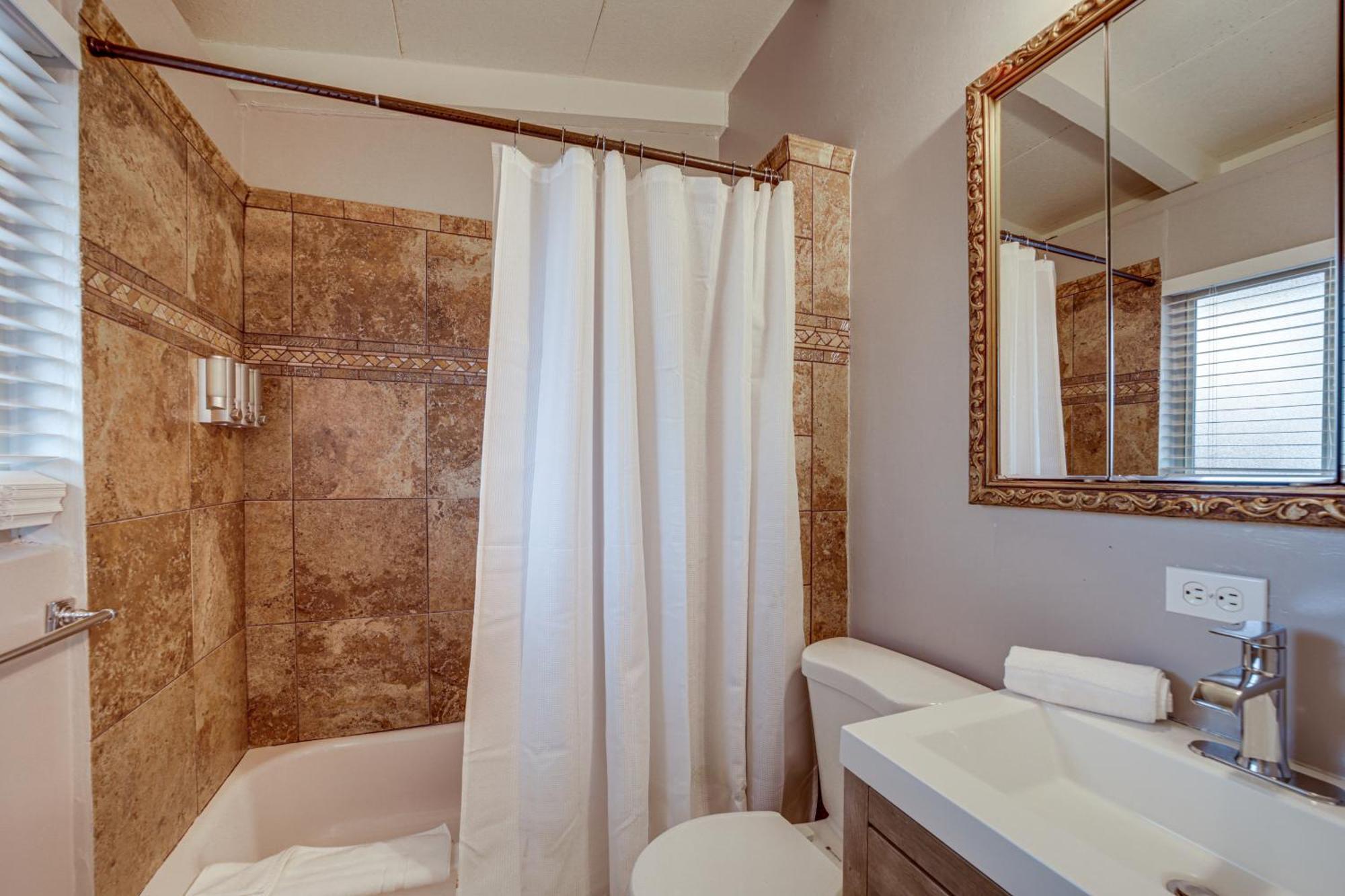 Holiday home Pet-friendly Hot Tub, Walk To Trails!