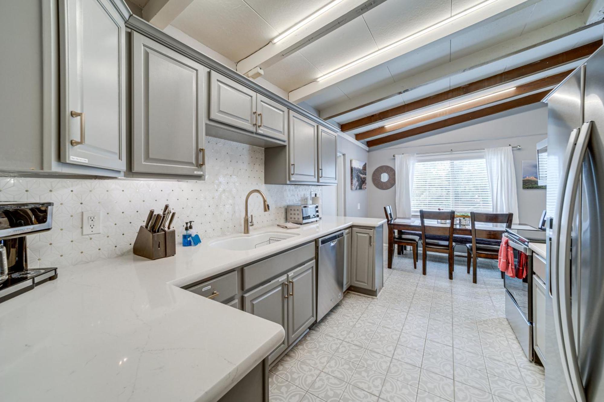 Holiday home Pet-friendly Hot Tub, Walk To Trails! *