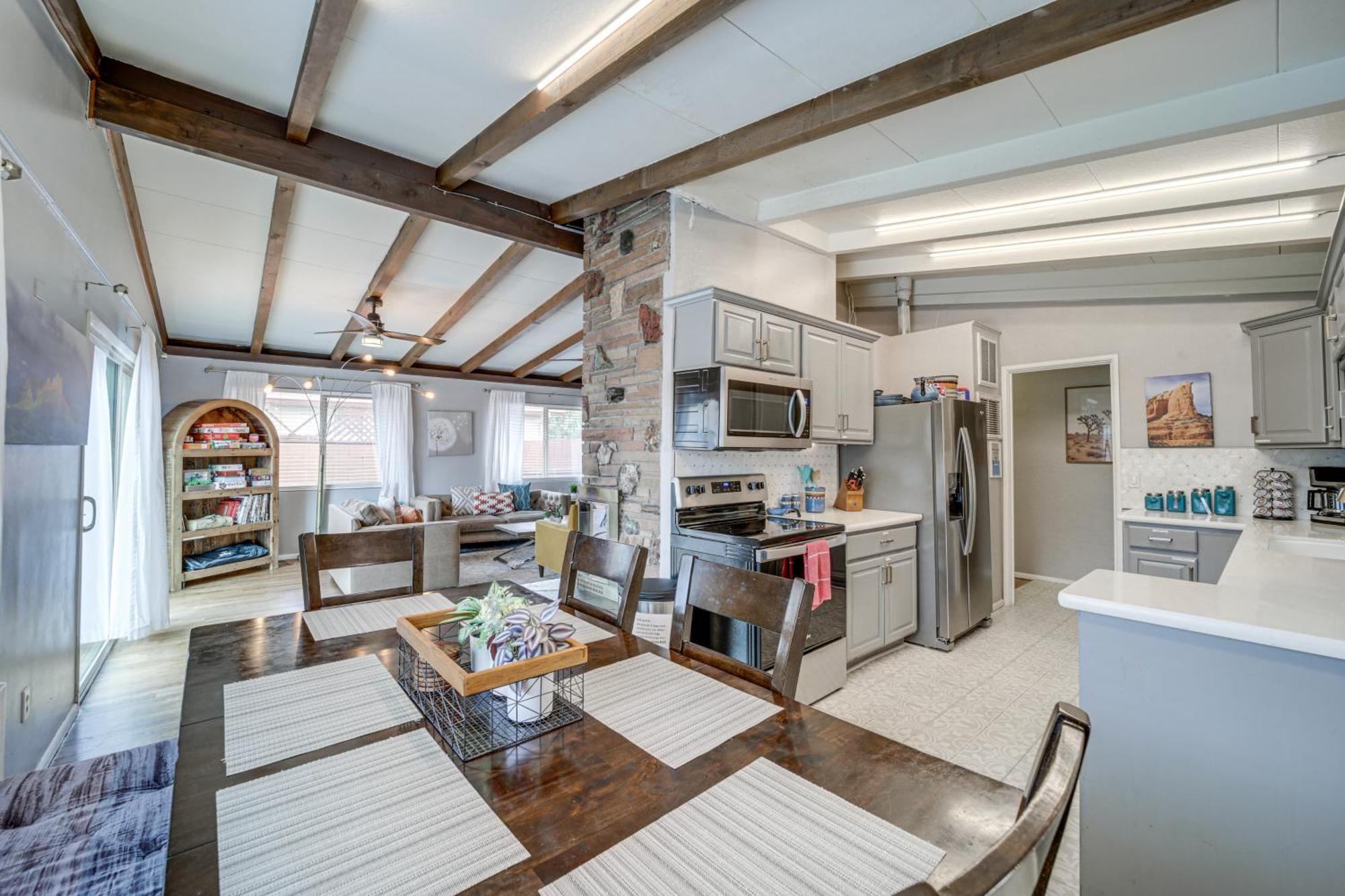 Pet-friendly Hot Tub, Walk To Trails! Holiday home *