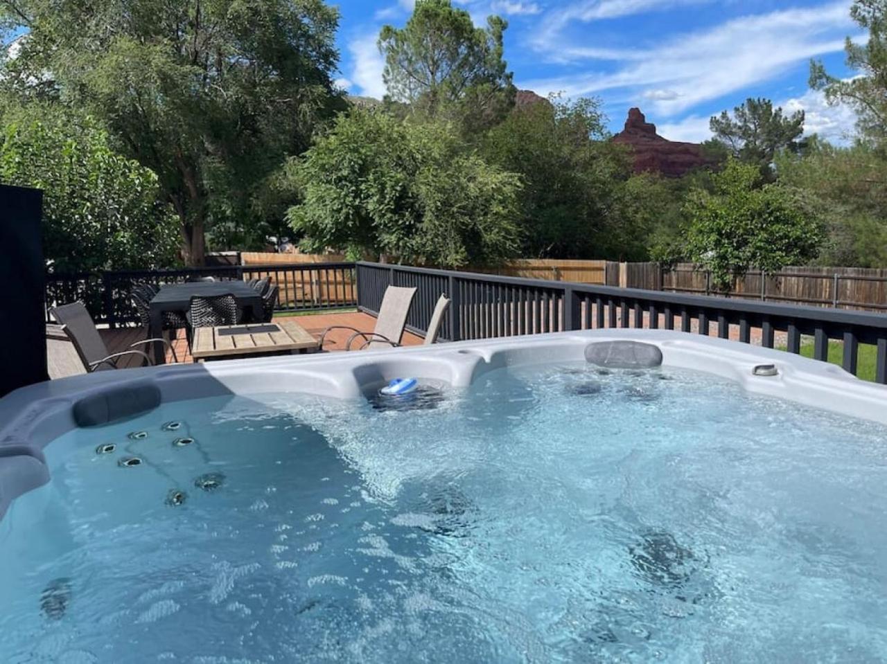 Uptown Vacation At The Oz With Hot Tub And Views Holiday home