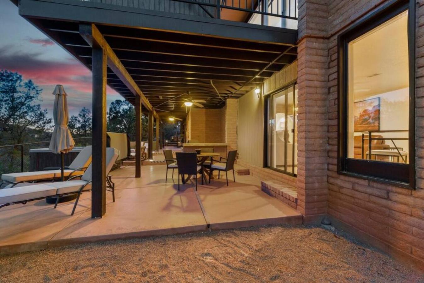 Uptown Walk Out Basement With Ultimate Views And Hot Tub Holiday home *