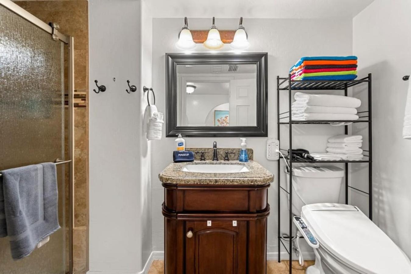 Uptown Walk Out Basement With Ultimate Views And Hot Tub Holiday home