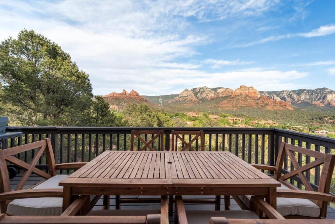 Luxury Uptown With Epic Views And Hot Tub Holiday home