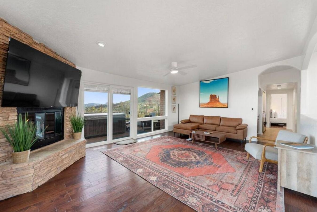 Luxury Uptown With Views And Hot Tub Holiday home