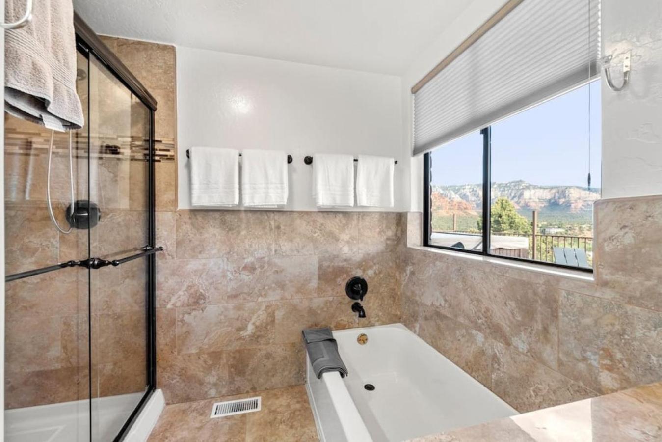 Luxury Uptown With Views And Hot Tub *