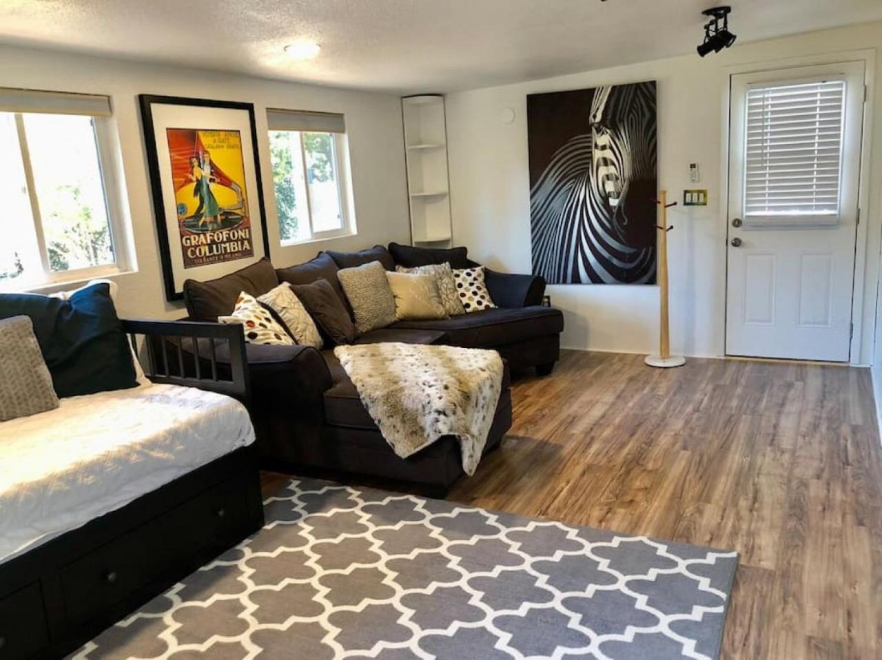 Holiday home Uptown With Views Hottub Near Trails *