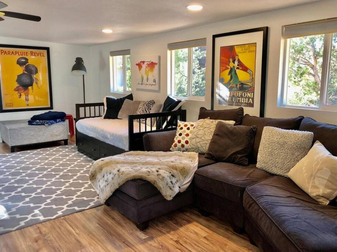 Holiday home Uptown With Views Hottub Near Trails *