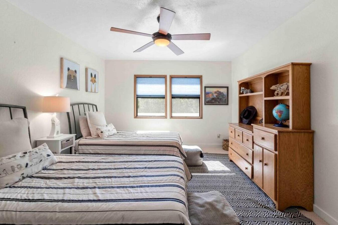 Holiday home Uptown With Views Hottub Near Trails *
