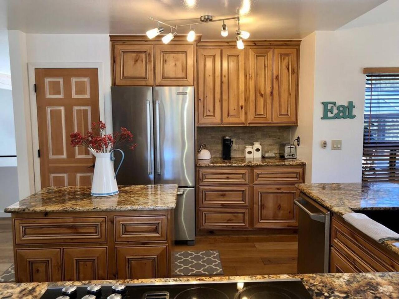 Holiday home Uptown With Views Hottub Near Trails *