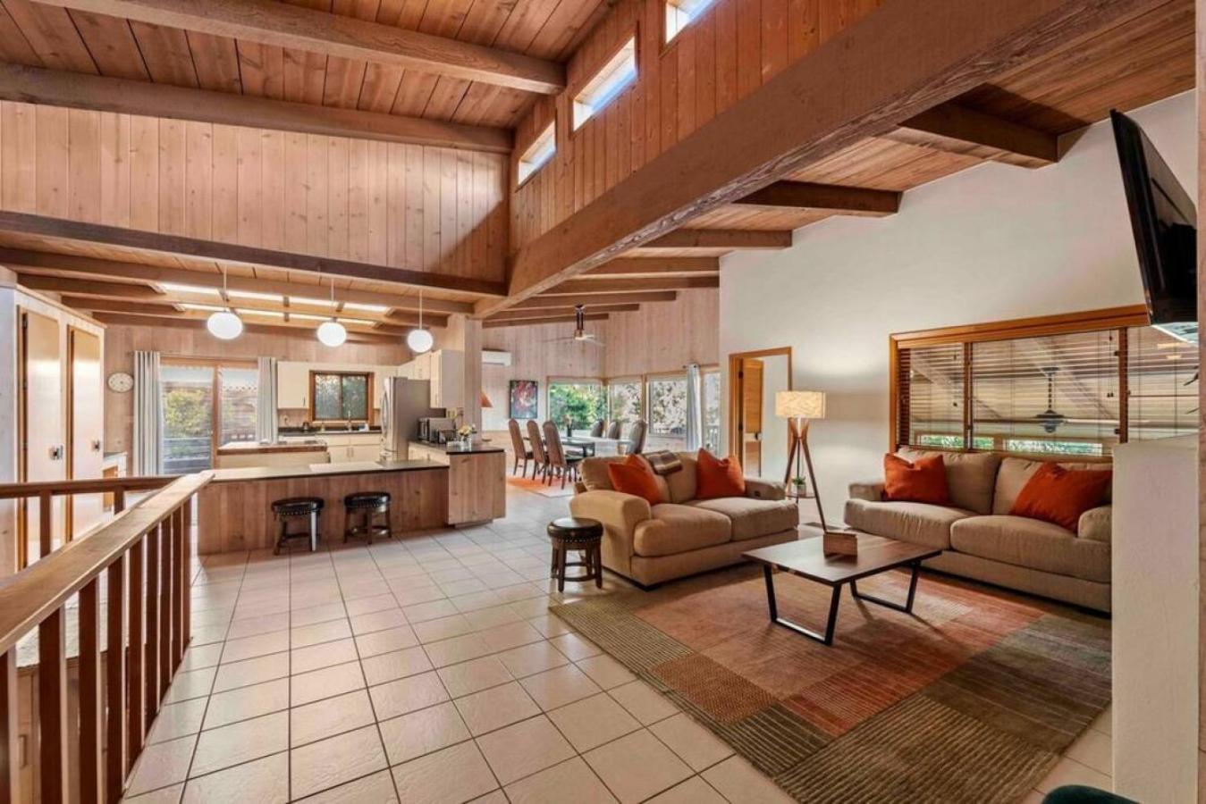 Spacious Home-walk To Uptown-views-hottub-gameroom Holiday home *