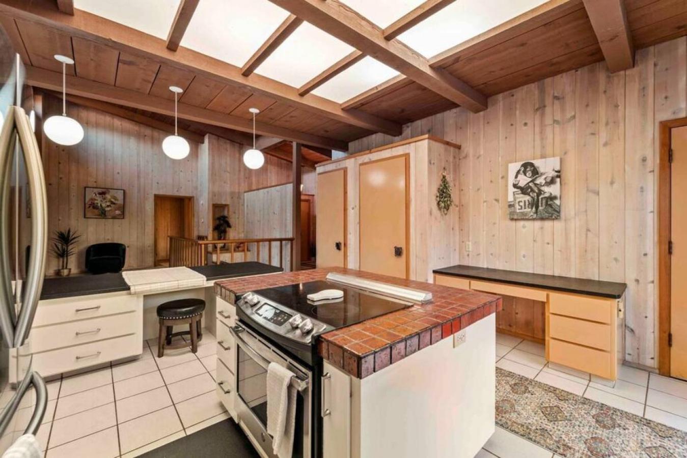Holiday home Spacious Home-walk To Uptown-views-hottub-gameroom *
